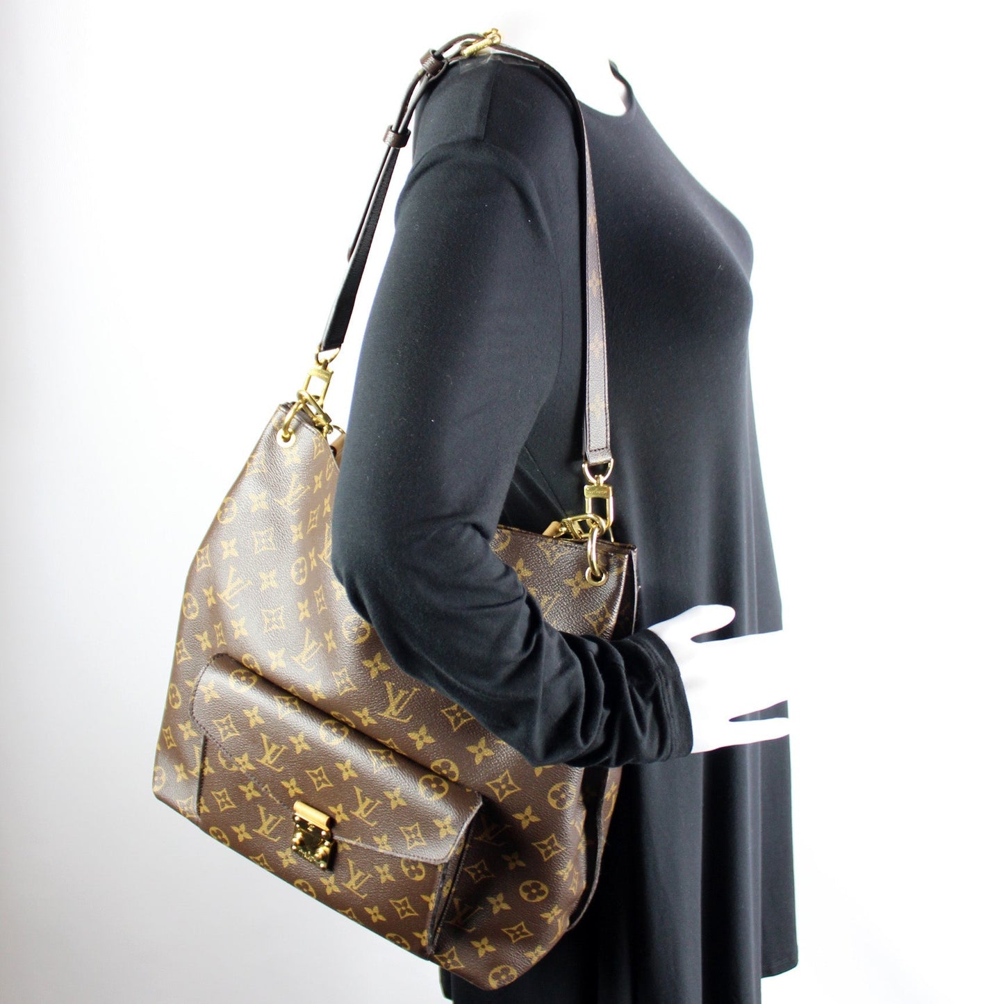 Metis Shoulder Monogram