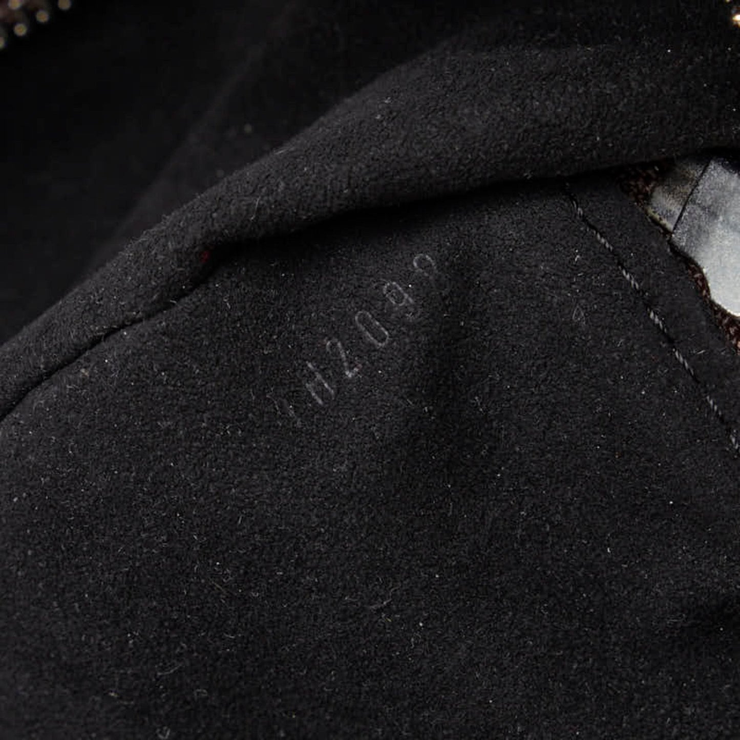 Louis Vuitton Mahina Leather Tote Bag ()