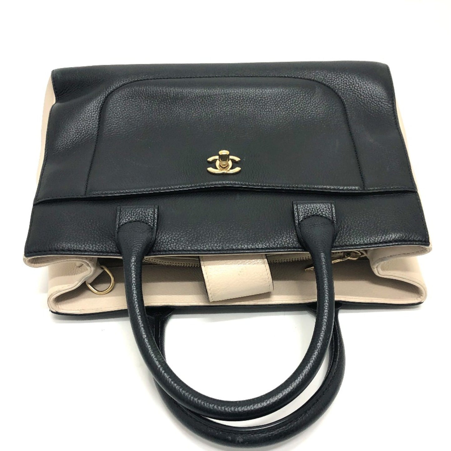 Chanel Black Leather Shoulder Bag ()