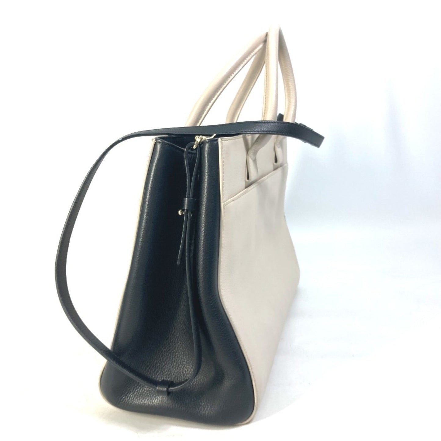 Chanel Beige Leather Handbag ()