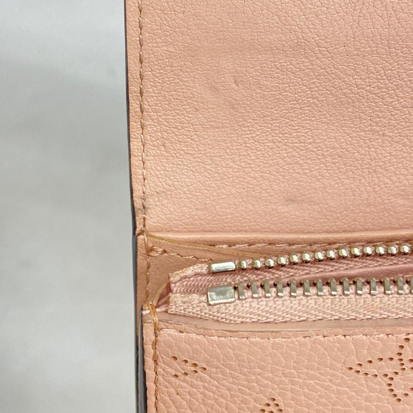 Louis Vuitton Mahina  Leather Wallet  ()