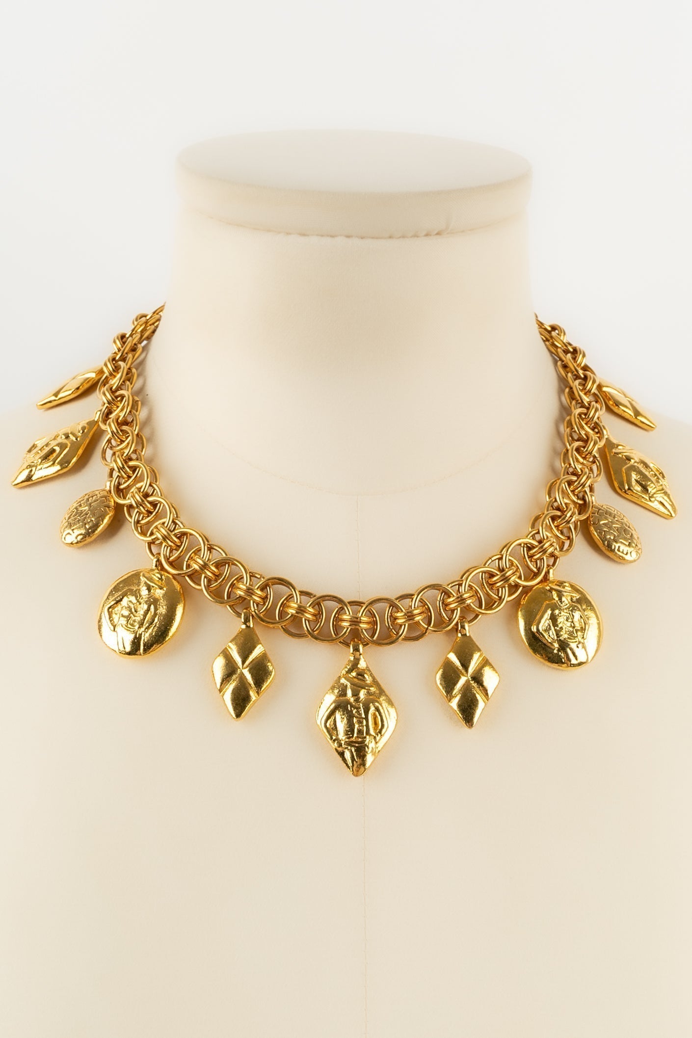 Collier doré Chanel