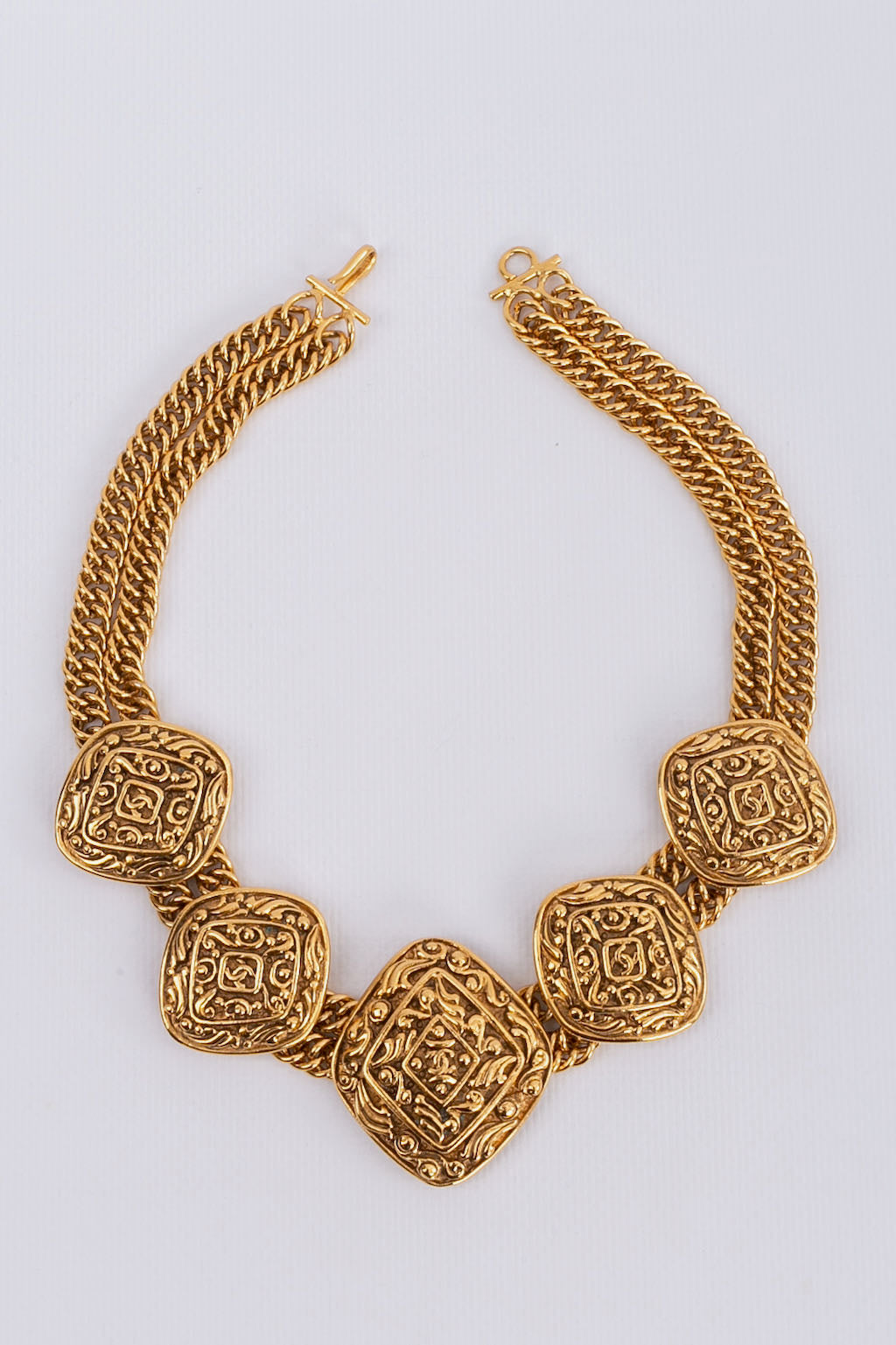 Collier court en métal doré Chanel 1980s