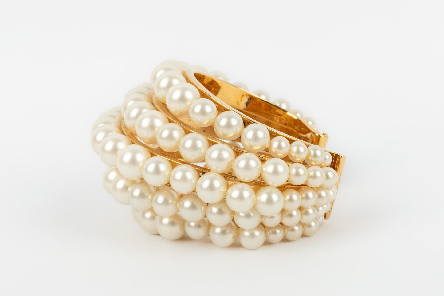 Bracelet manchette de perles nacrées Chanel