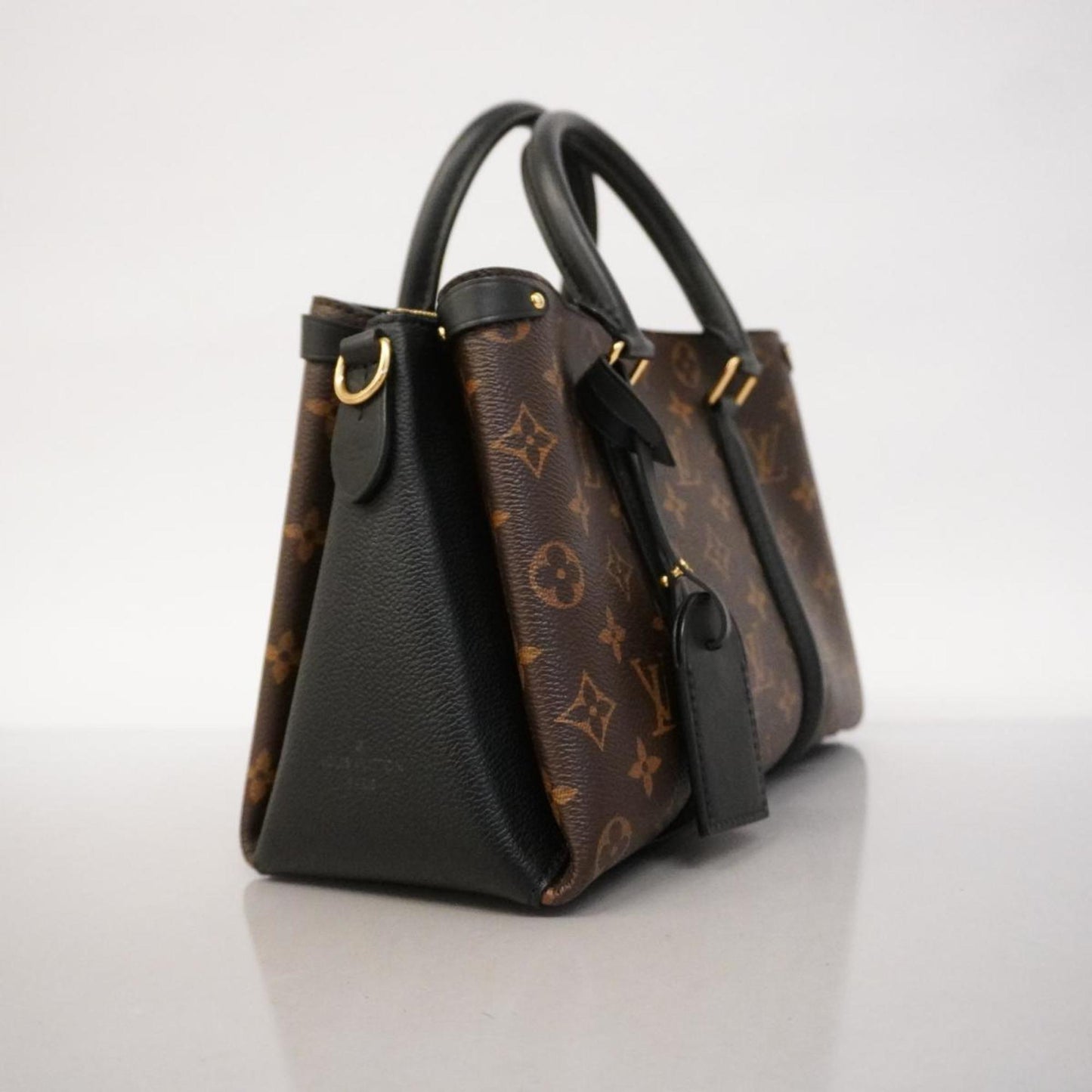 Louis Vuitton Soufflot  Canvas Handbag ()