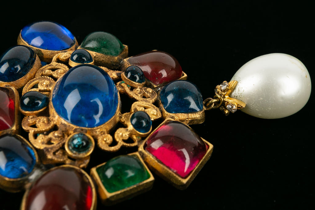 Broche en pâte de verre Chanel