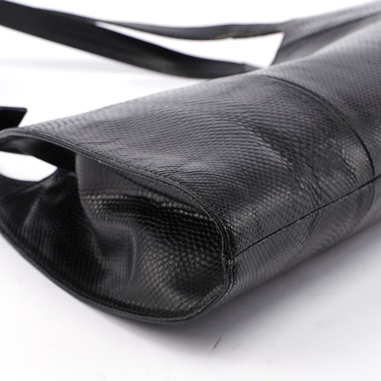 5312. Gucci Black Lizard Embossed Shoulder Bag