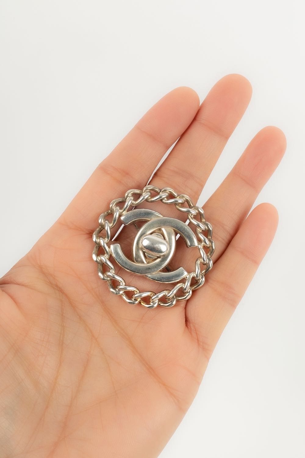 Broche tourniquet Chanel 1997