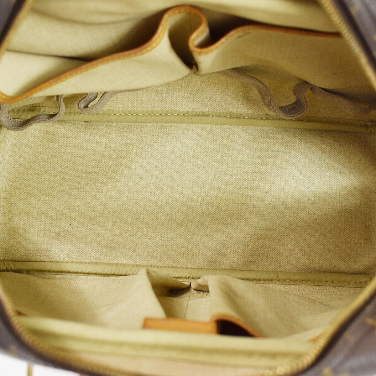 Louis Vuitton Deauville  Canvas Handbag ()