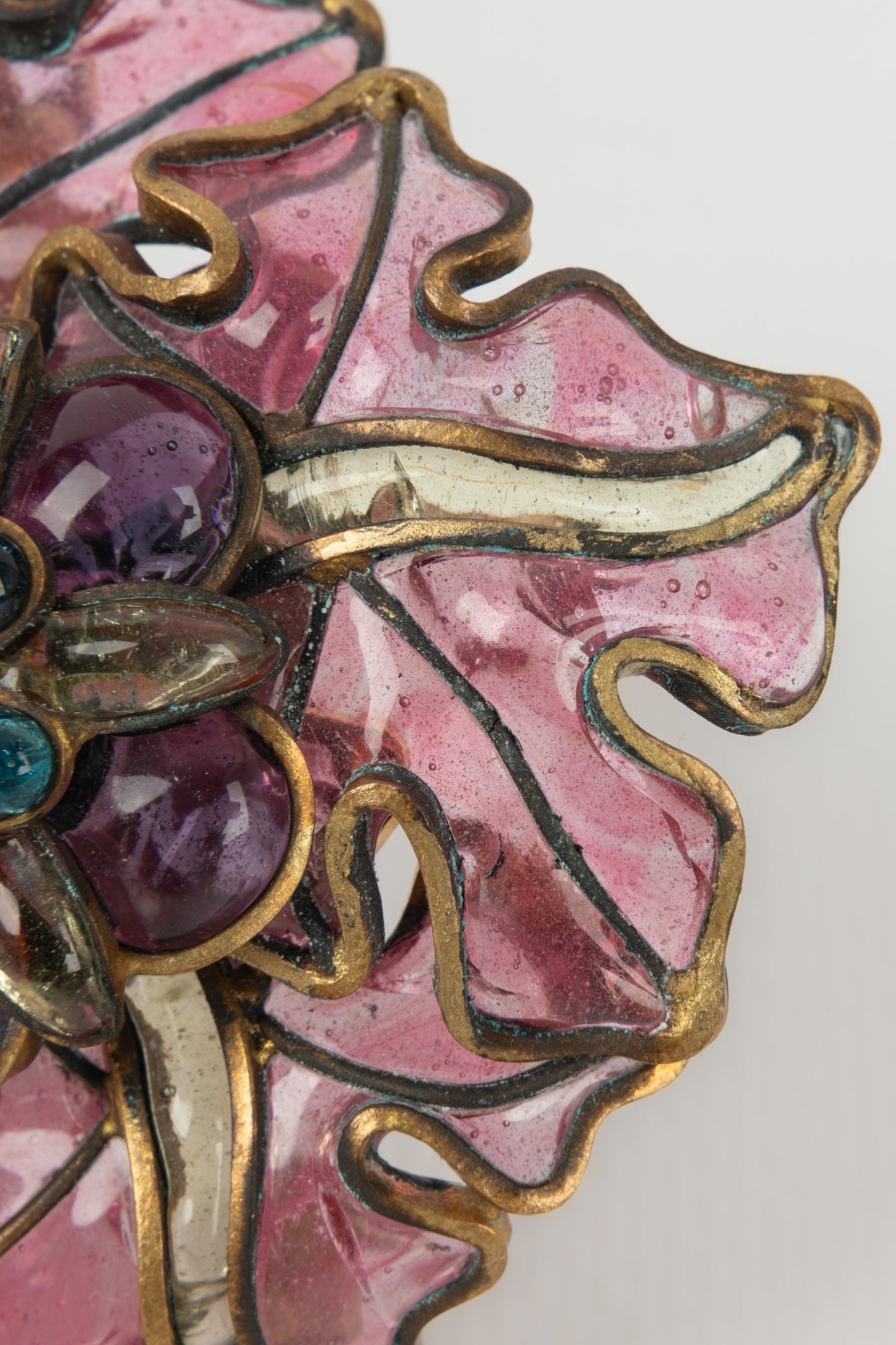 Broche en pâte de verre Chanel 1990s