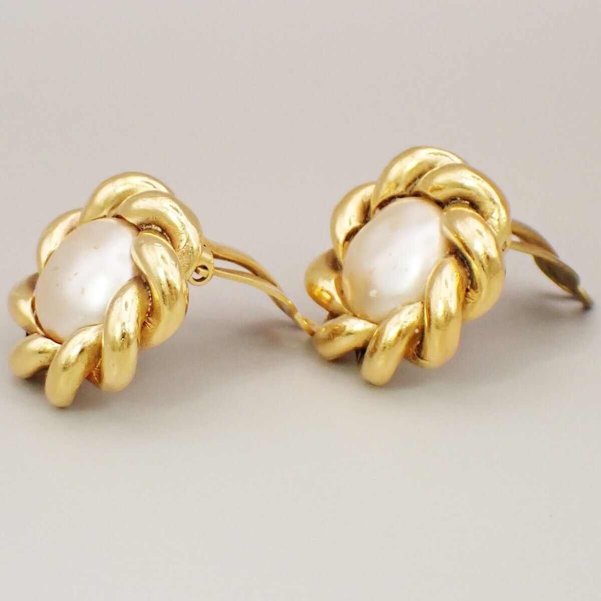 Chanel - Gold Metal Earring Jewelry ()