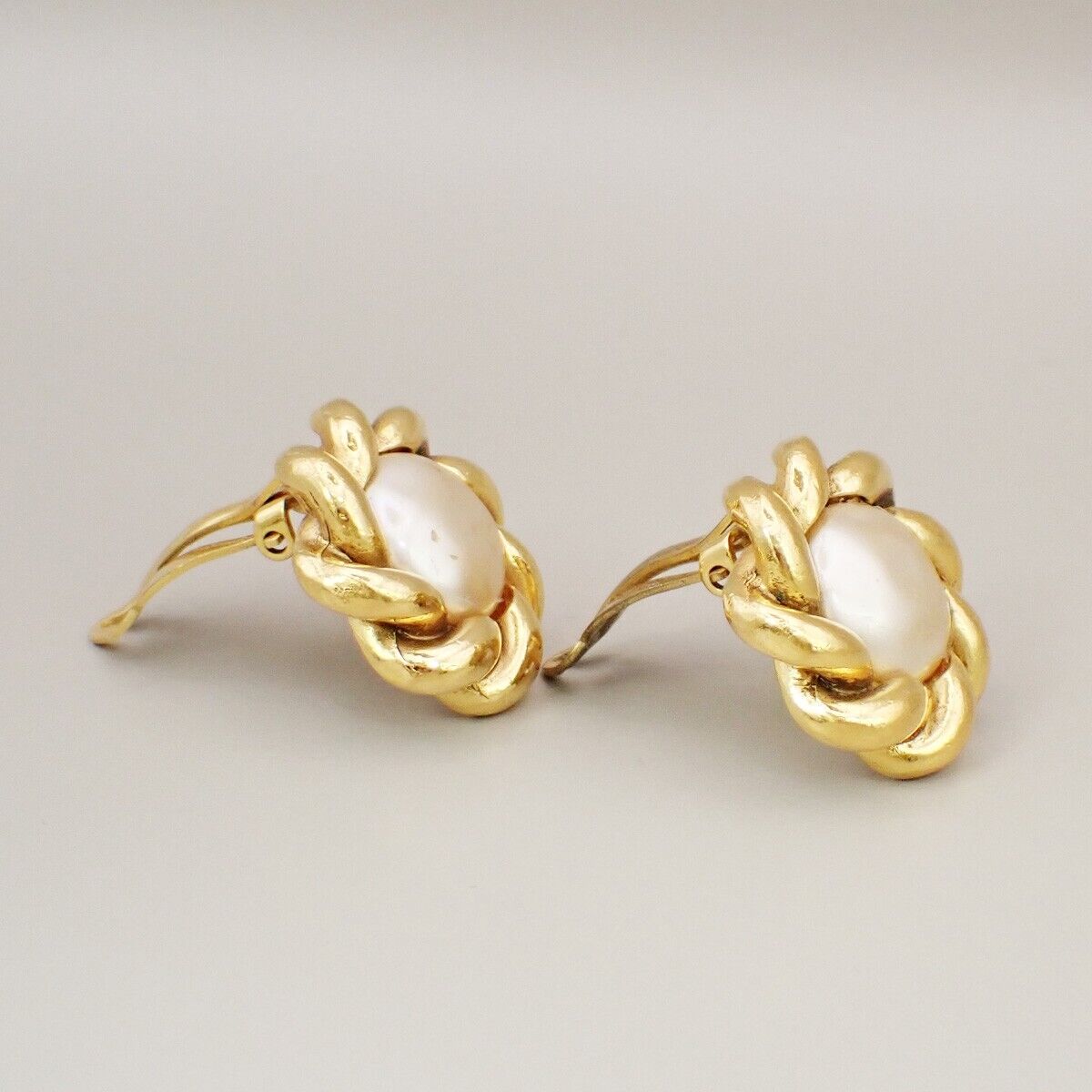Chanel - Gold Metal Earring Jewelry ()
