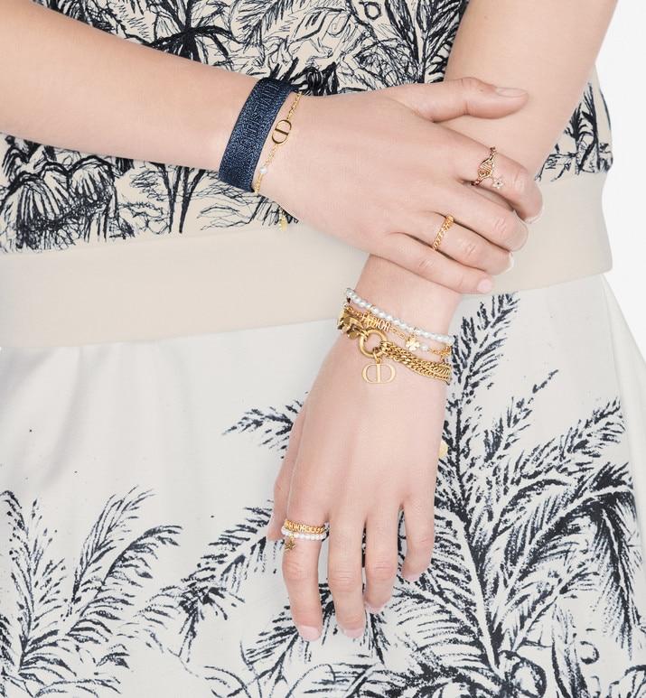 Petit CD Bracelet • Gold-Finish Metal with a White Resin Pearl