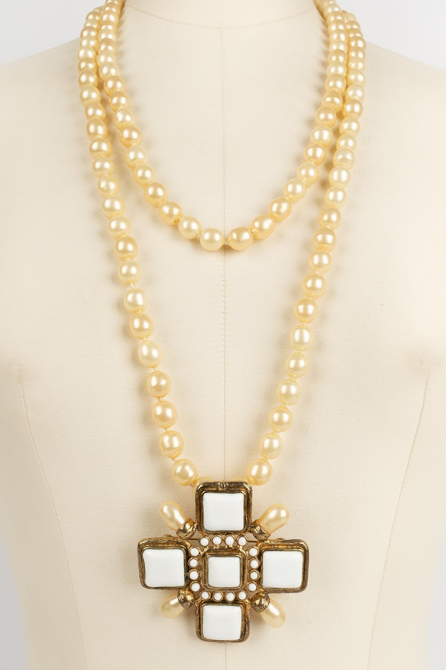 Collier croix Chanel