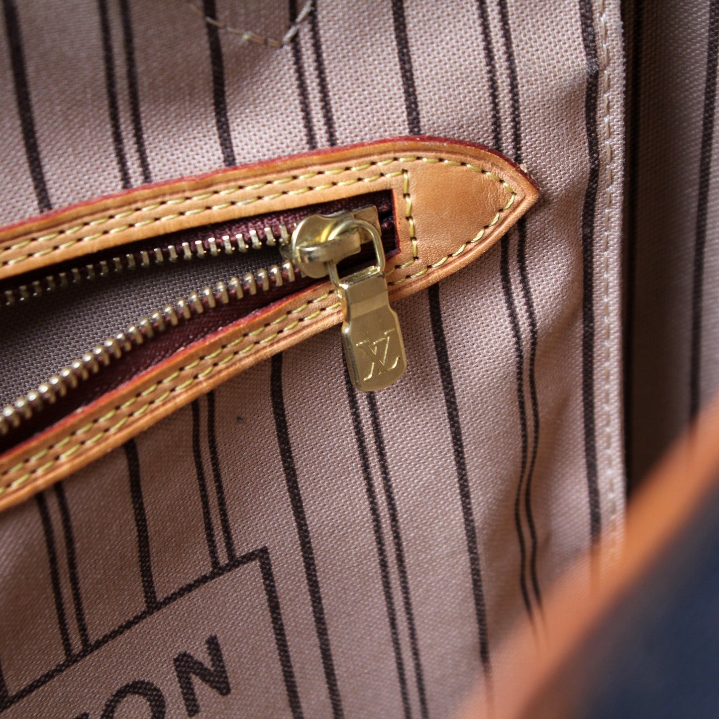 Neverfull MM W/ Wallet Monogram