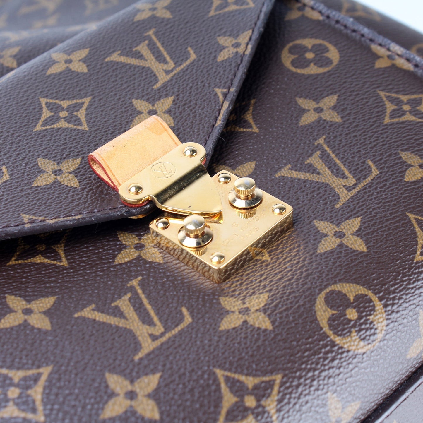 Metis Shoulder Monogram