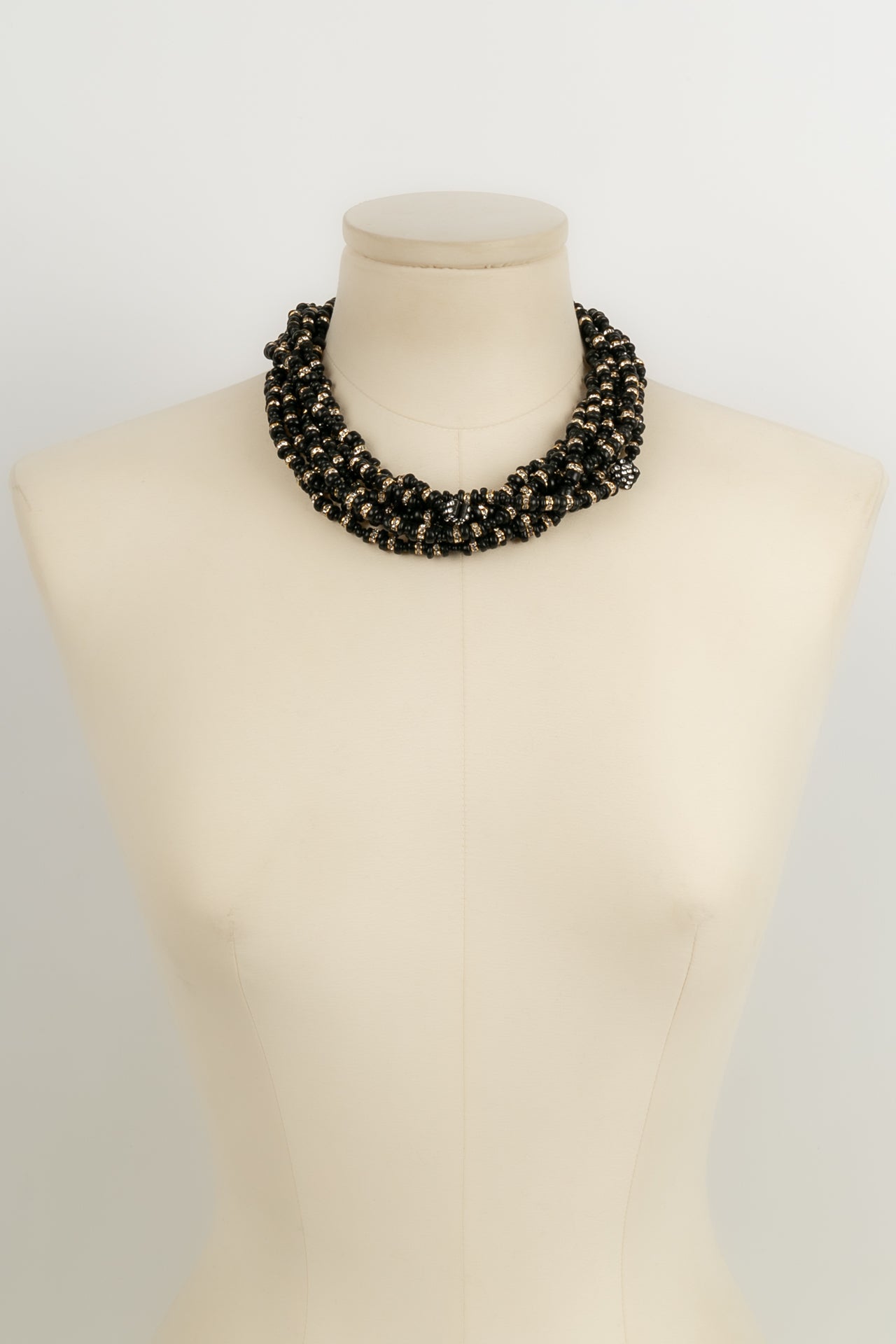 Collier noir Chanel