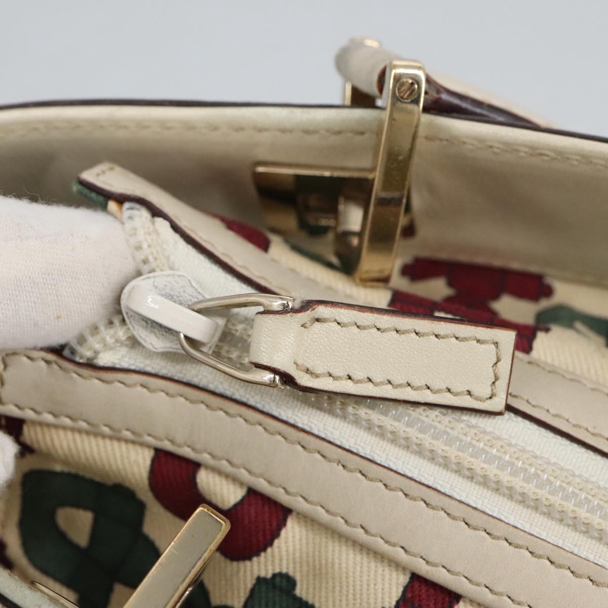Gucci Guccissima White Leather Shoulder Bag ()