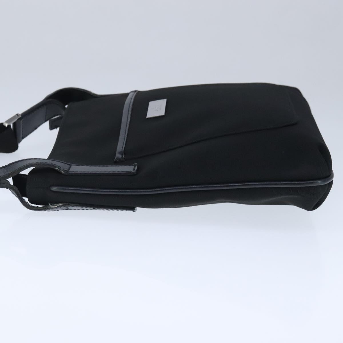 Gucci -- Black Canvas Shoulder Bag ()