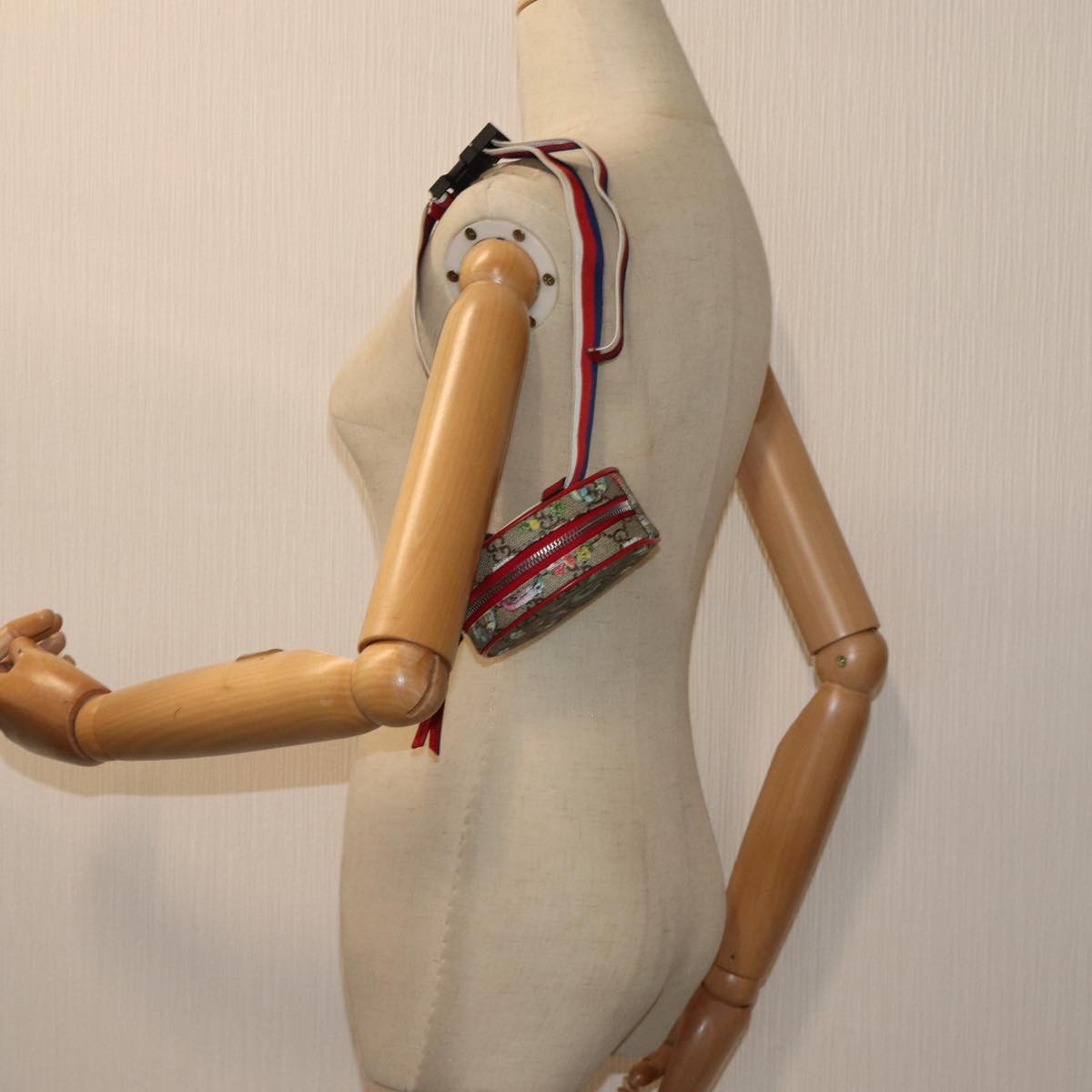 Gucci Gg Supreme Beige Cloth Clutch Bag ()