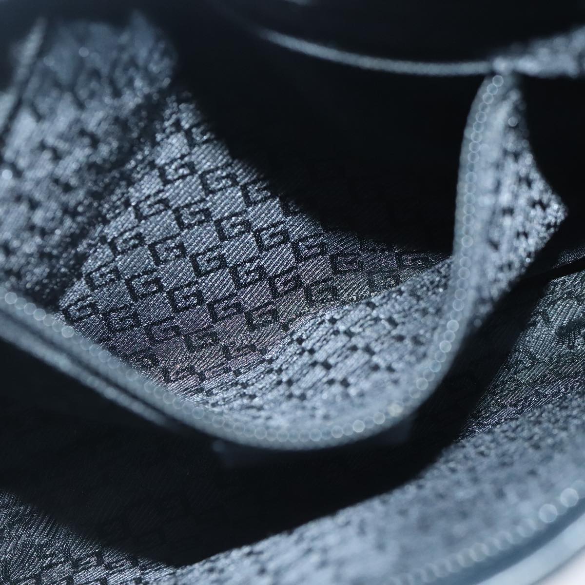 Gucci -- Black Canvas Shoulder Bag ()