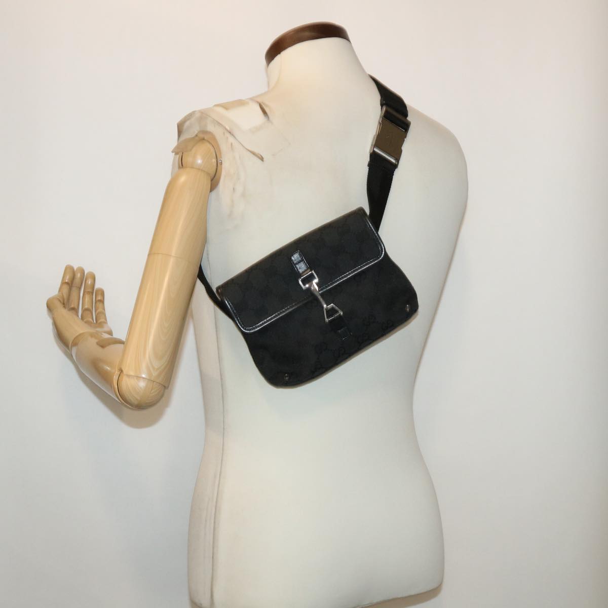 Gucci Gg Canvas Black Canvas Shoulder Bag ()