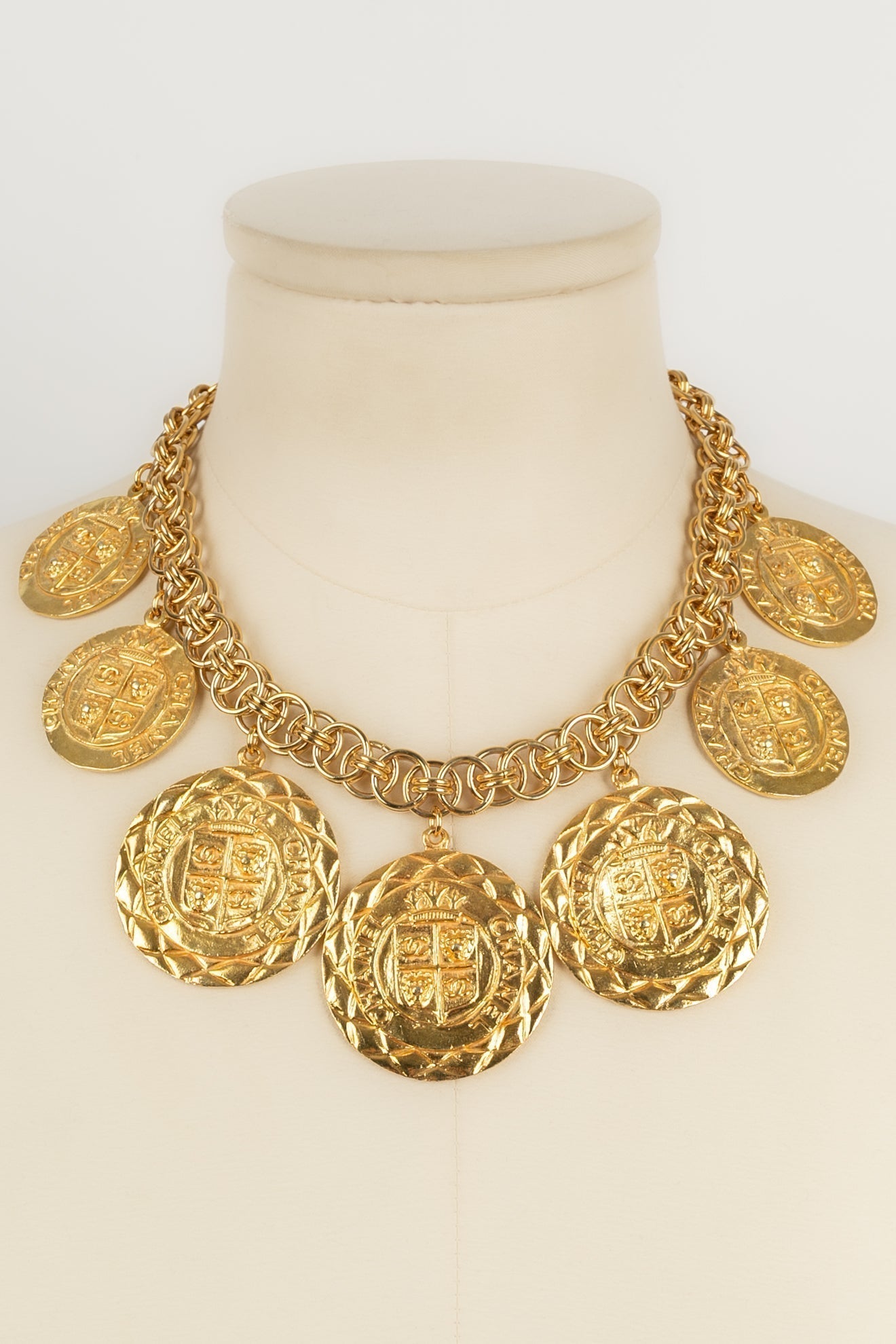 Collier doré Chanel