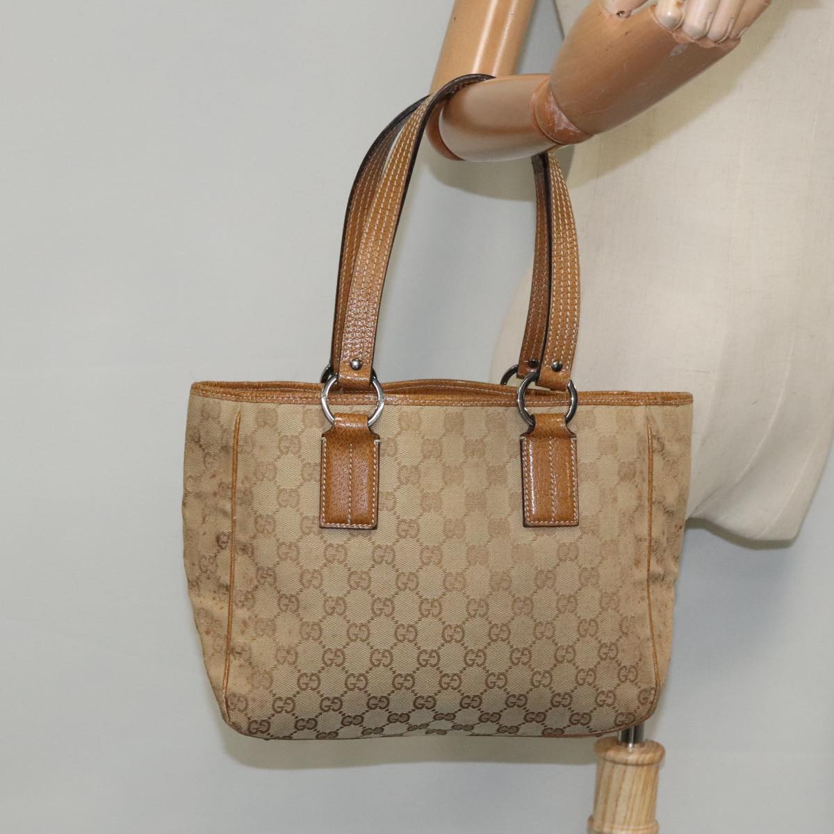Gucci -- Brown Canvas Handbag ()