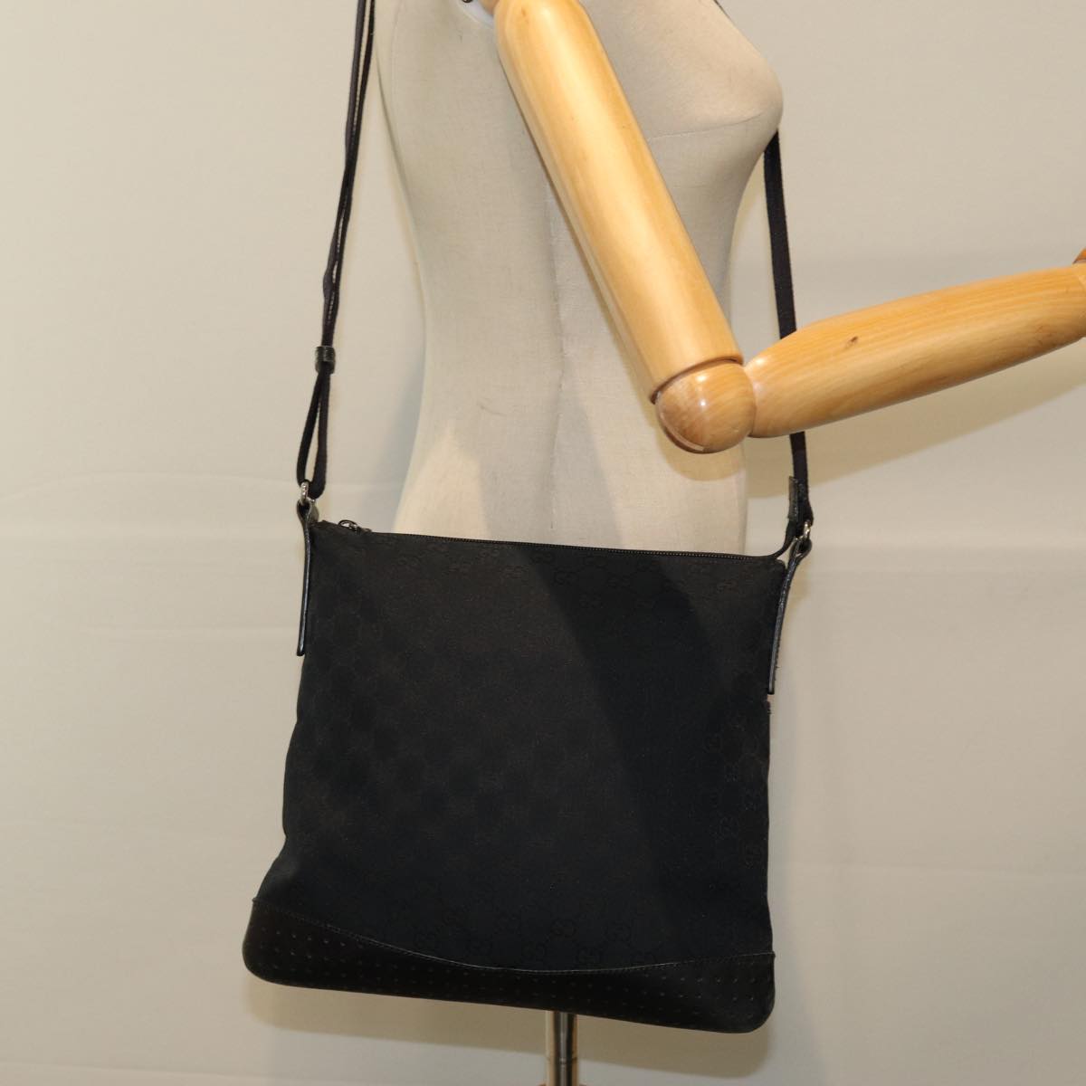 Gucci Gg Canvas Black Canvas Shoulder Bag ()