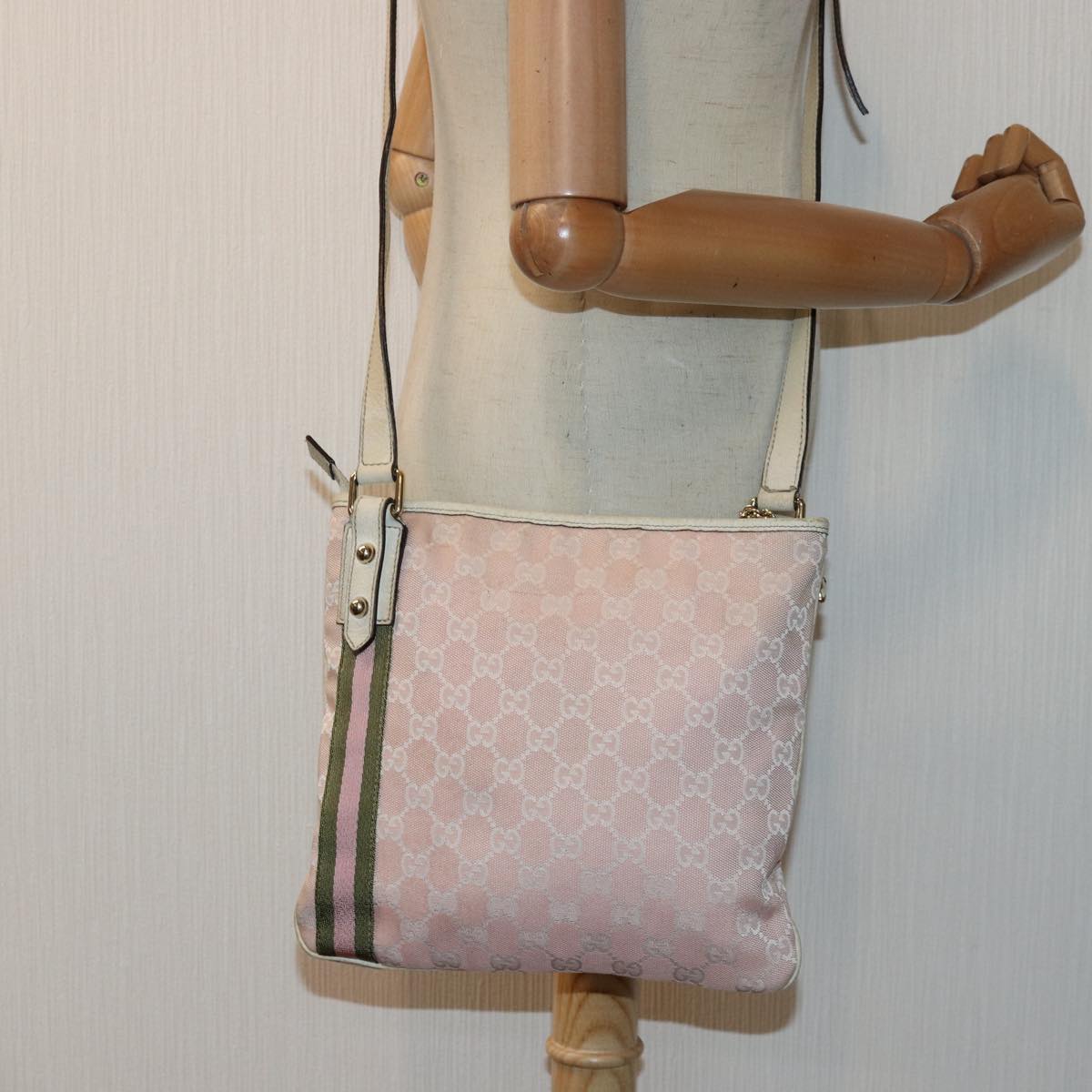 Gucci Gg Canvas Pink Canvas Shoulder Bag ()