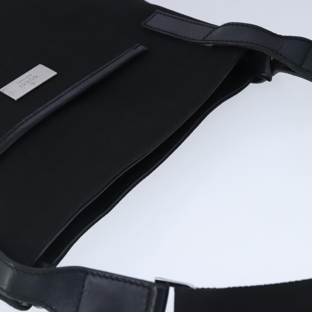 Gucci -- Black Canvas Shoulder Bag ()