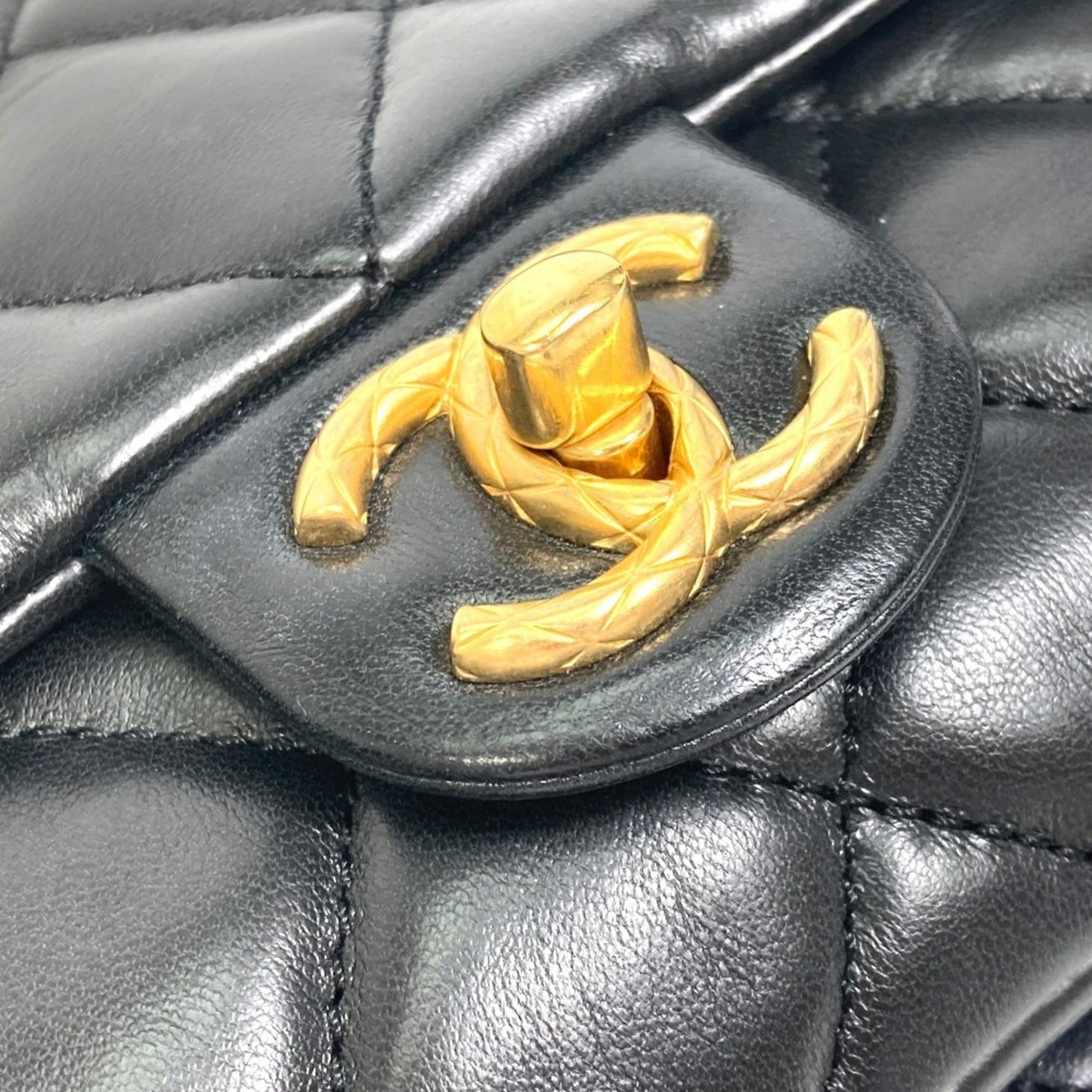 Chanel Black Leather Shoulder Bag ()