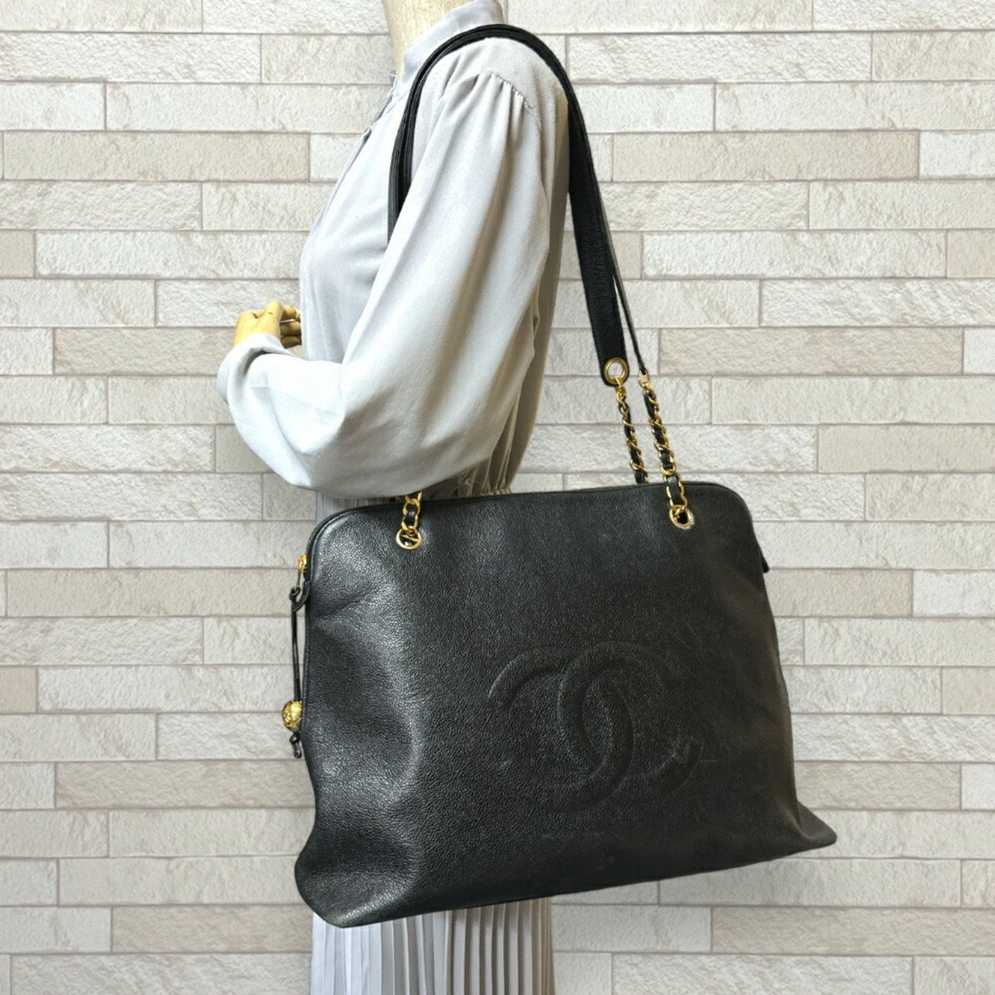 Chanel Caviar Skin Black Caviar Leather Shoulder Bag ()