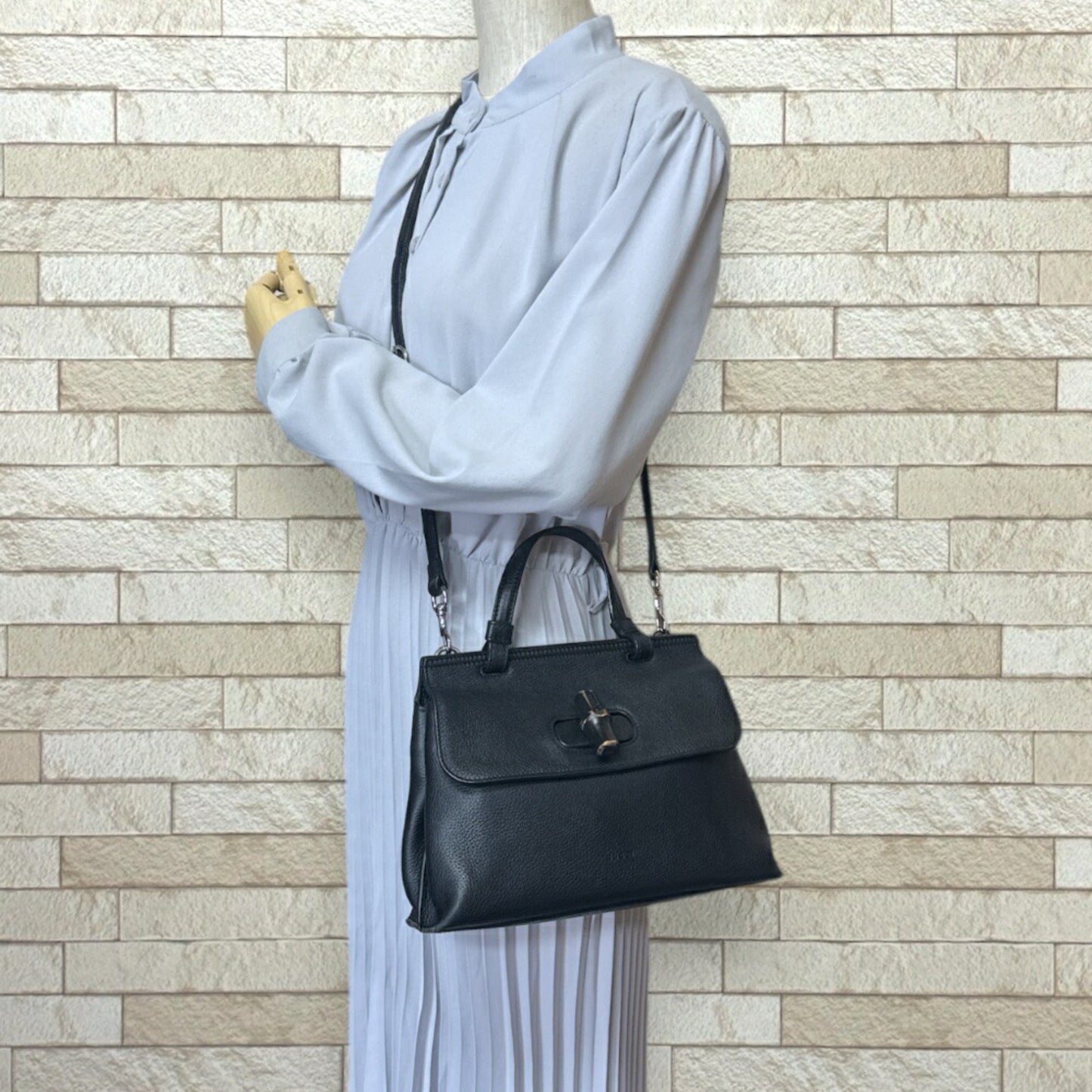 Gucci Black Leather Shoulder Bag ()