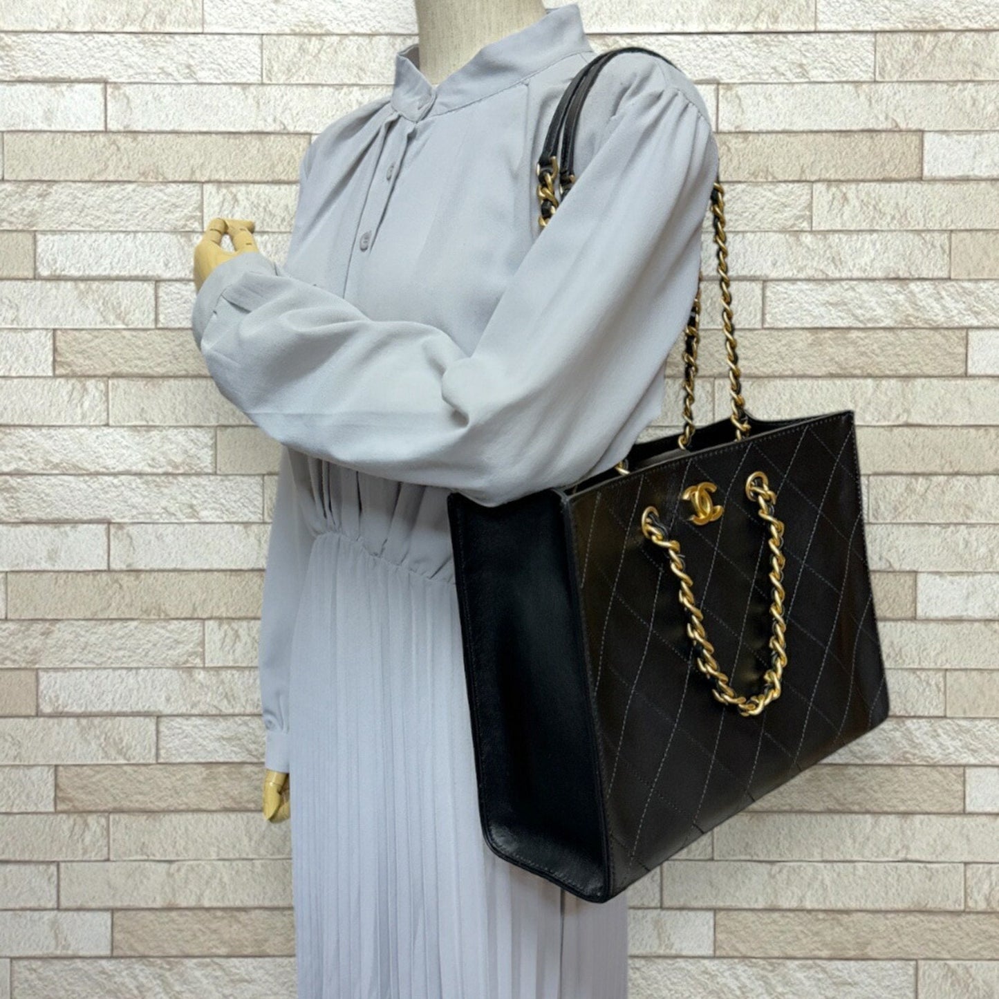 Chanel Black Leather Tote Bag ()