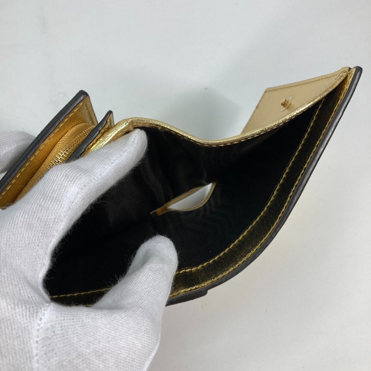 Gucci Gold Leather Wallet (Bi-Fold) ()