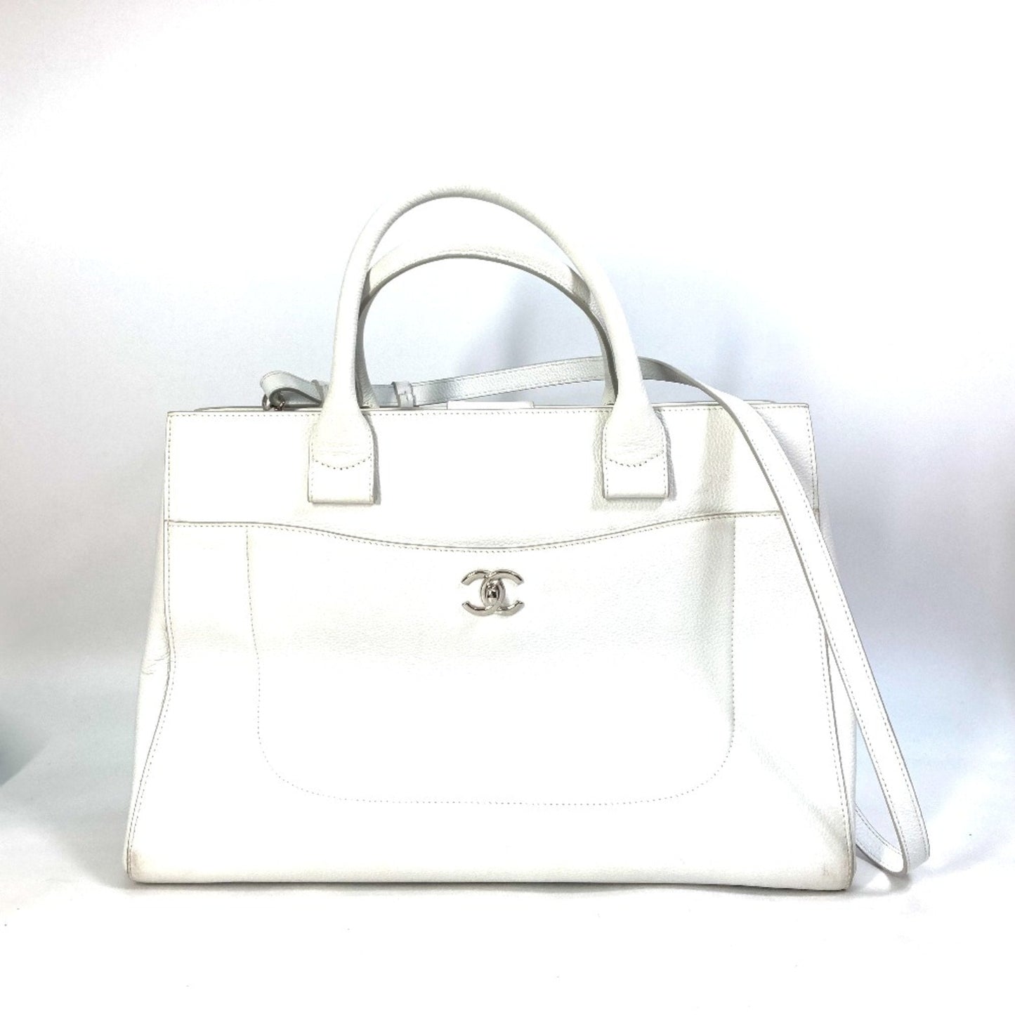 Chanel White Leather Handbag ()