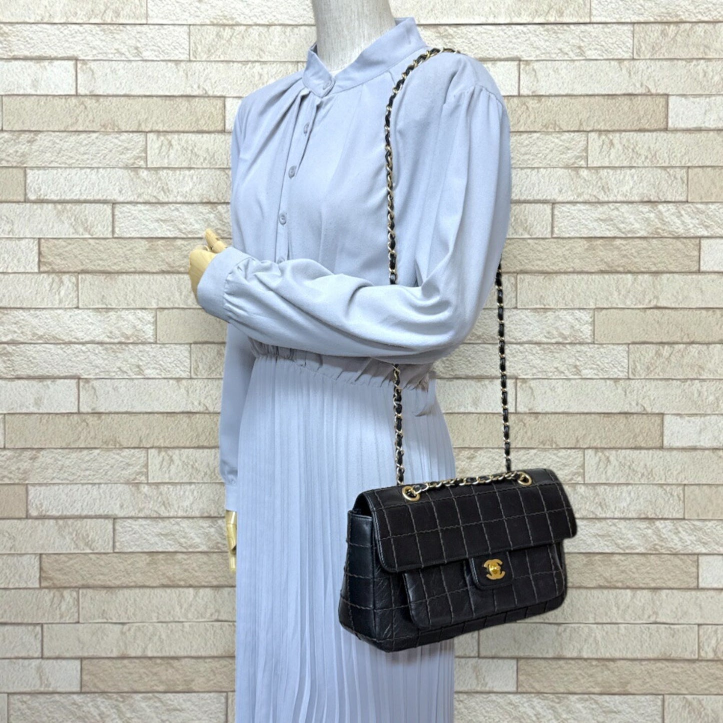 Chanel Black Leather Shoulder Bag ()