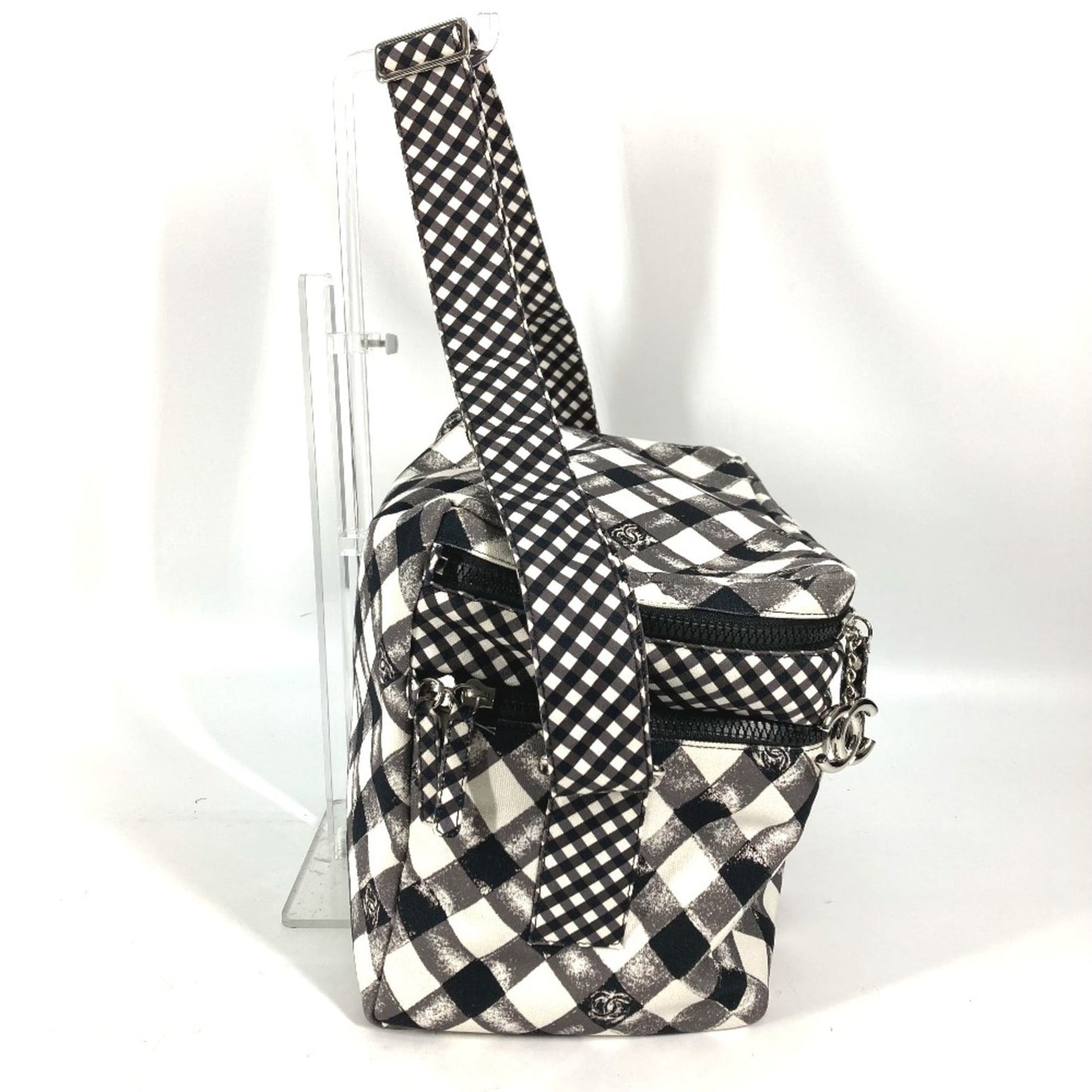 Chanel White Cloth Shoulder Bag ()