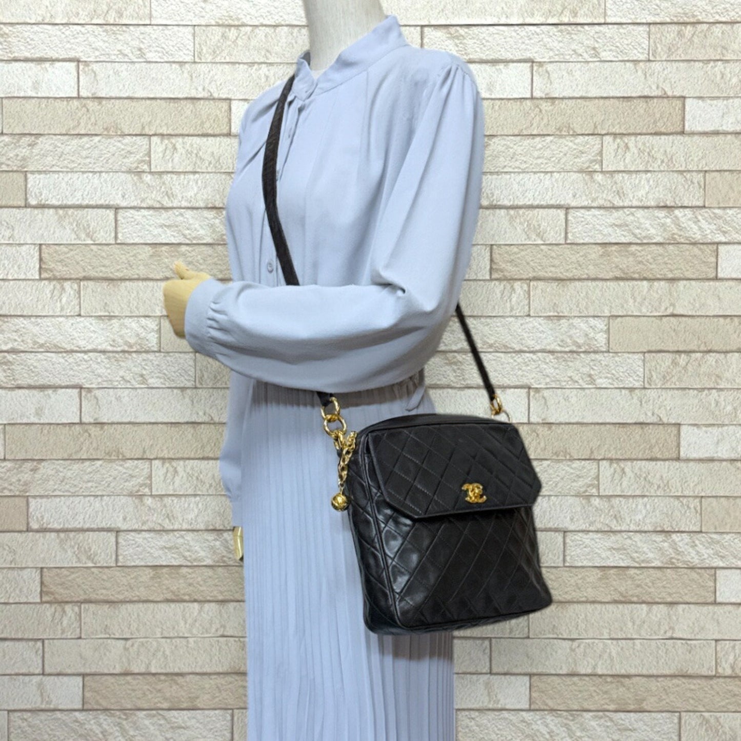 Chanel Black Leather Shoulder Bag ()