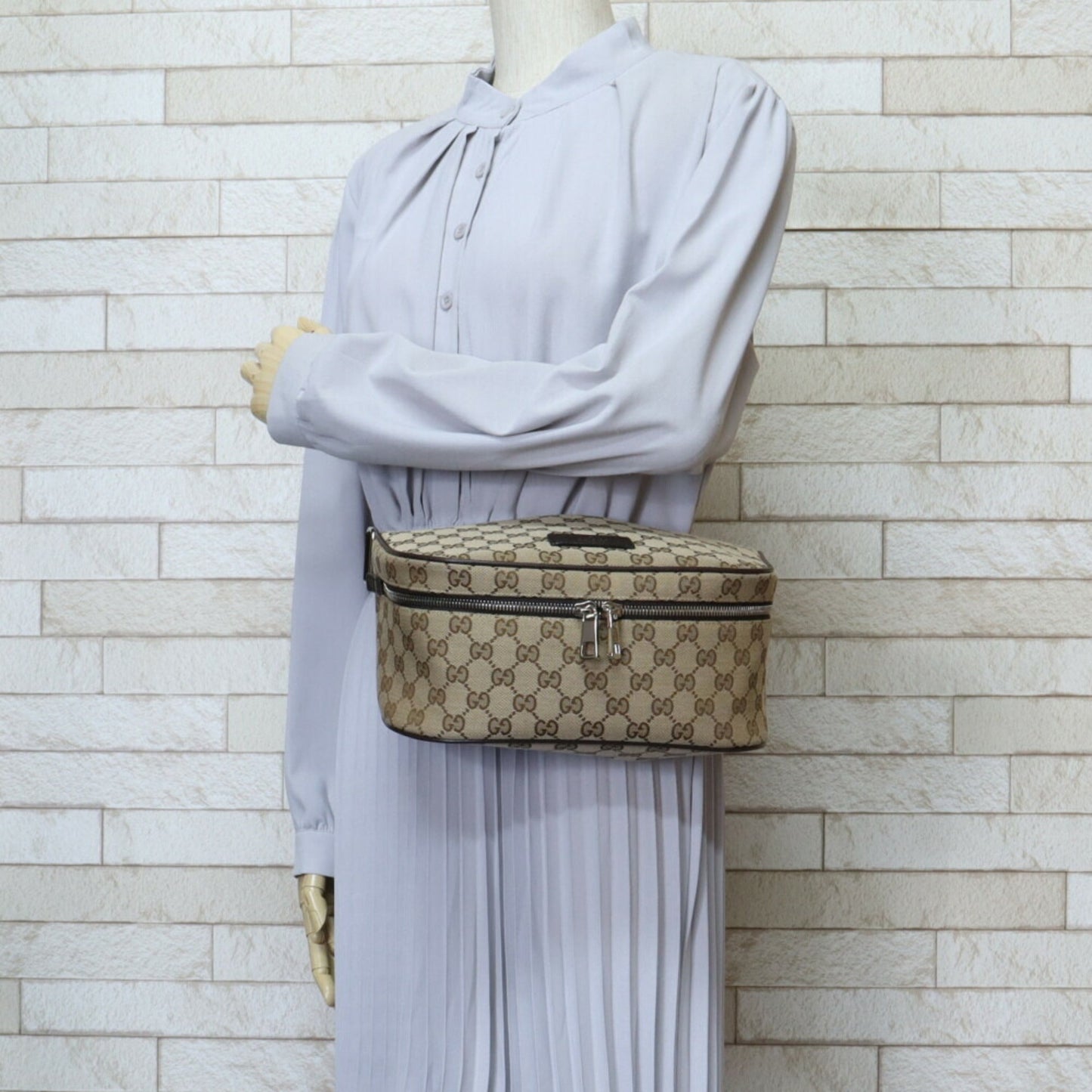 Gucci Brown Gg Canvas Sling Bag ()