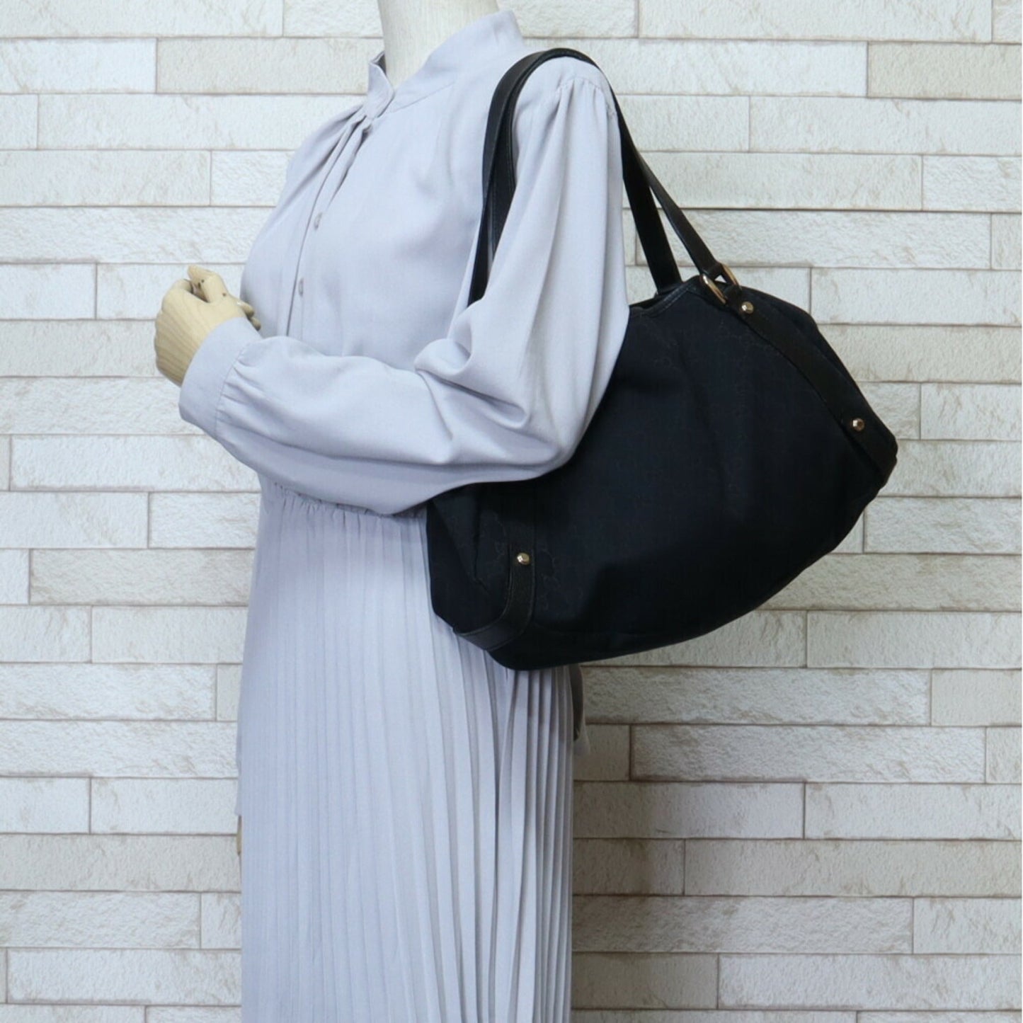 Gucci Abbey Black Gg Canvas Tote Bag ()