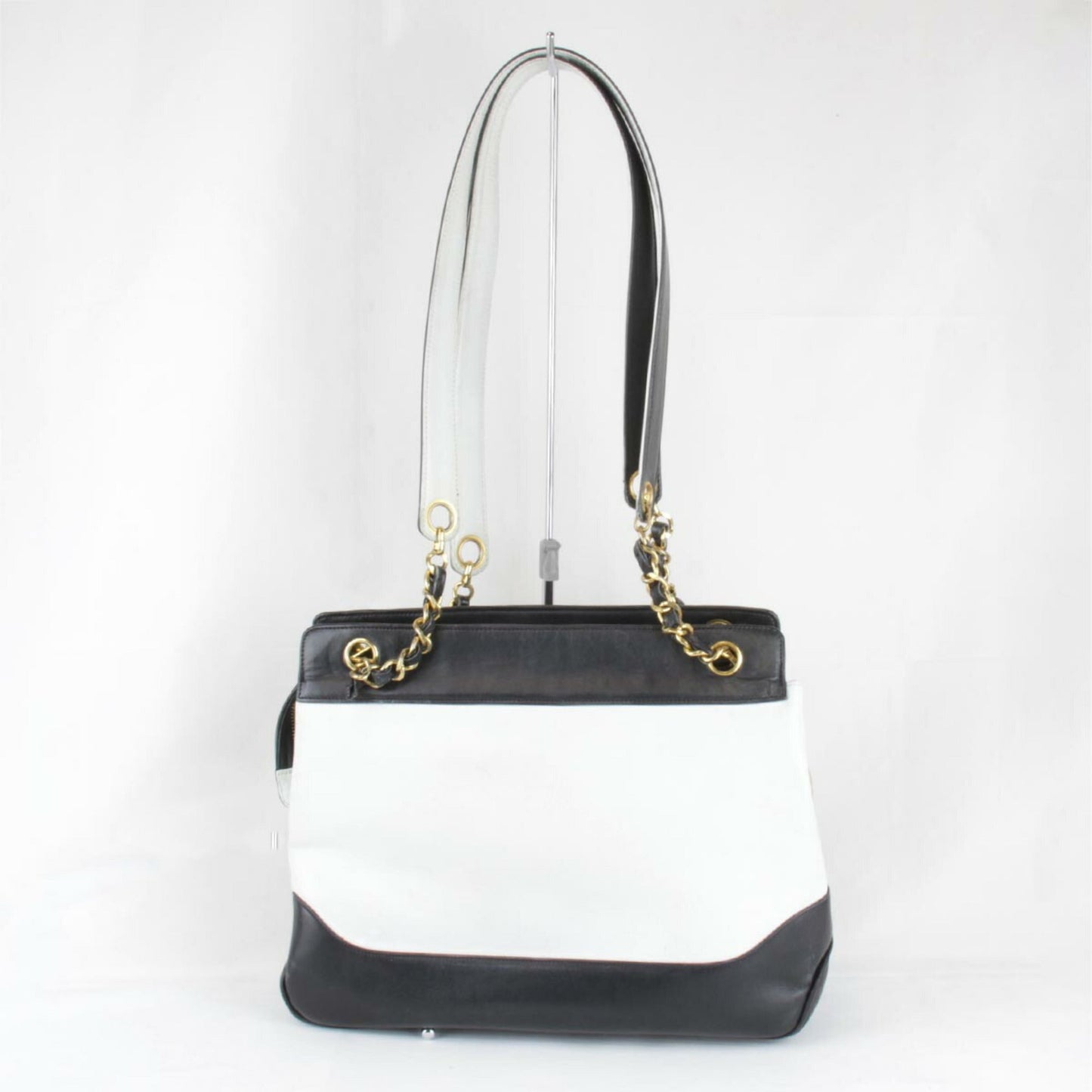 Chanel White Leather Shoulder Bag ()