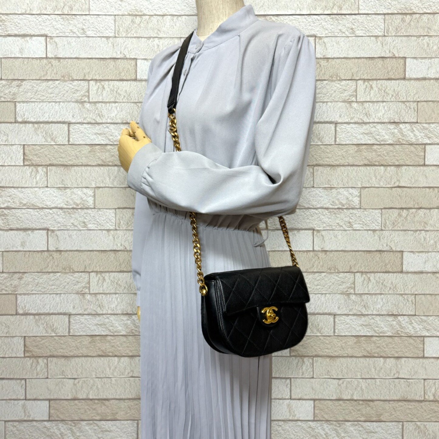 Chanel Black Leather Shoulder Bag ()