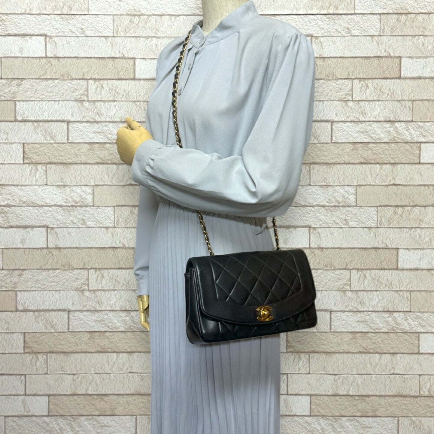 Chanel Black Leather Shoulder Bag ()