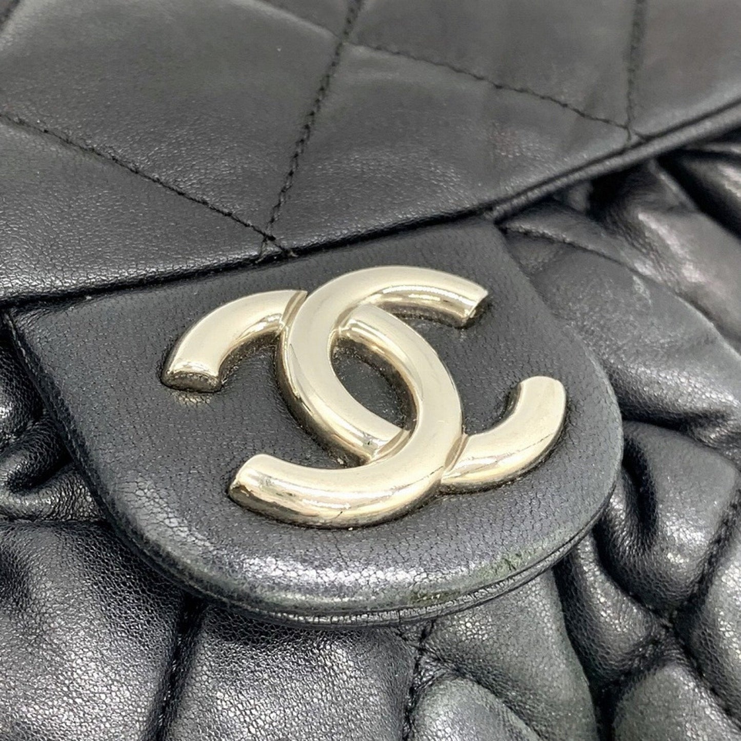 Chanel Black Leather Shoulder Bag ()