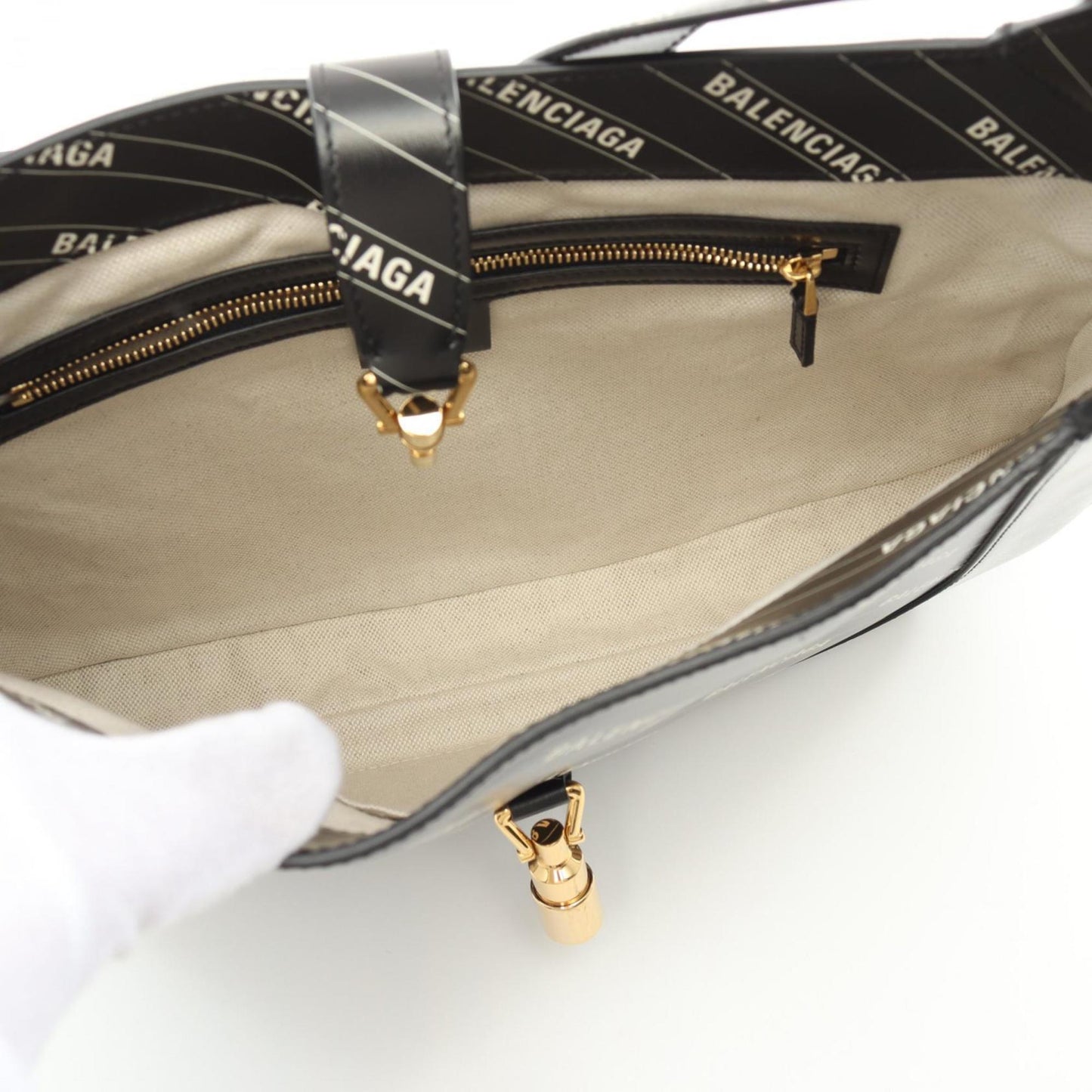 Gucci Black White Leather Shoulder Bag ()