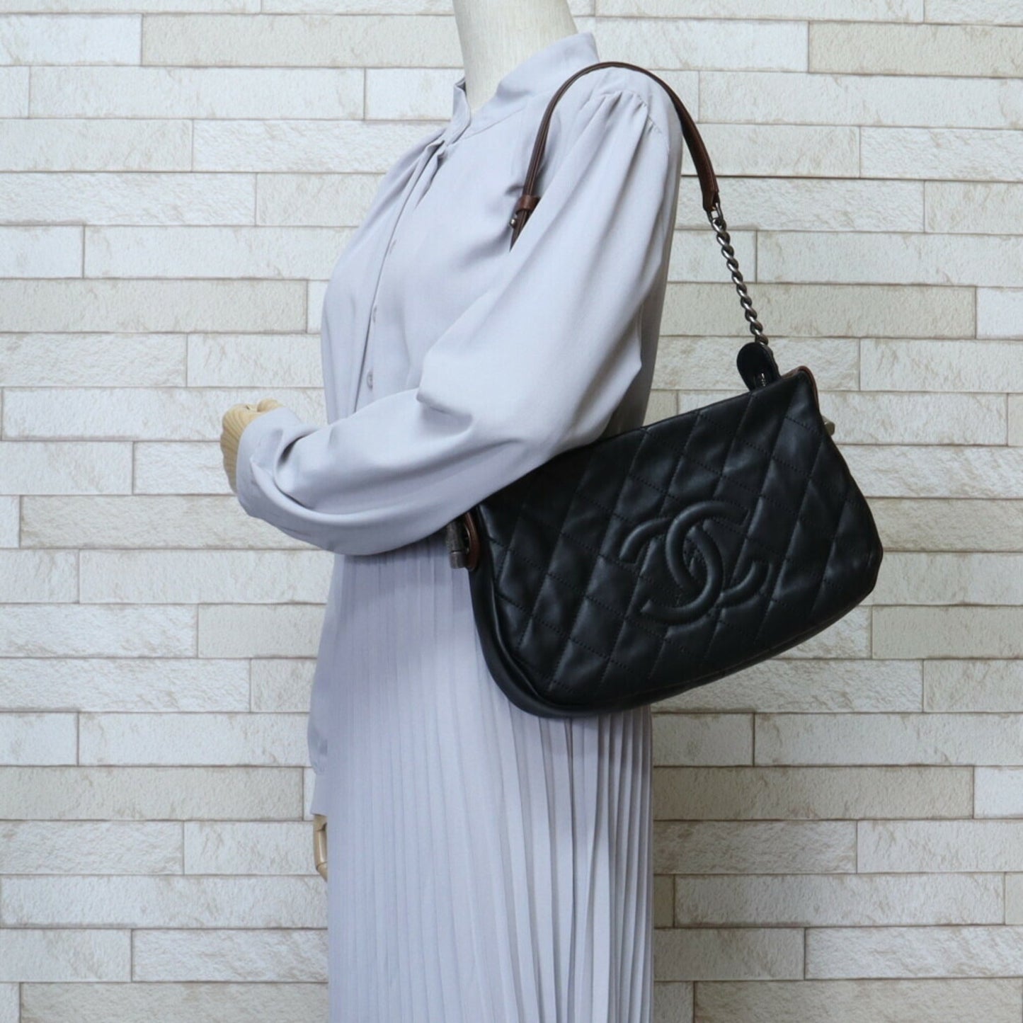 Chanel Black Brown Leather Shoulder Bag ()