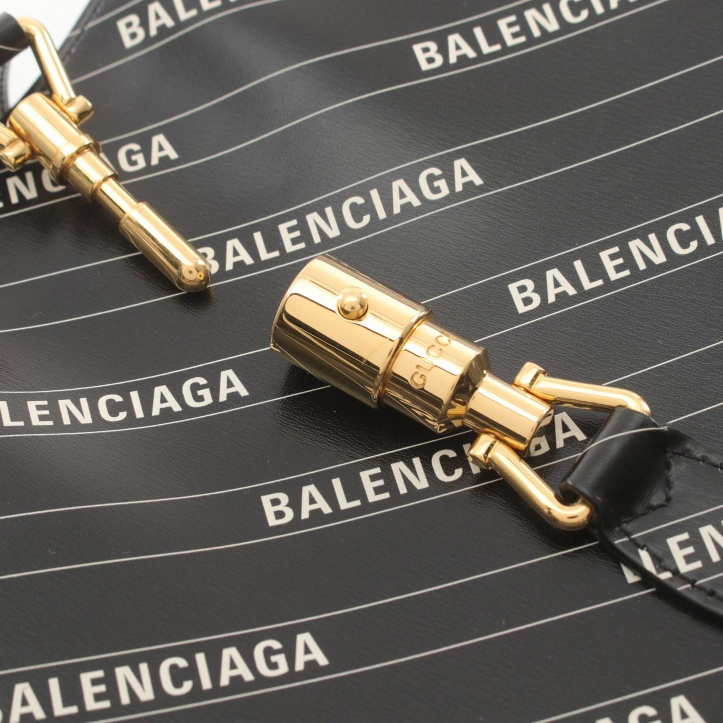 Gucci Black White Leather Shoulder Bag ()