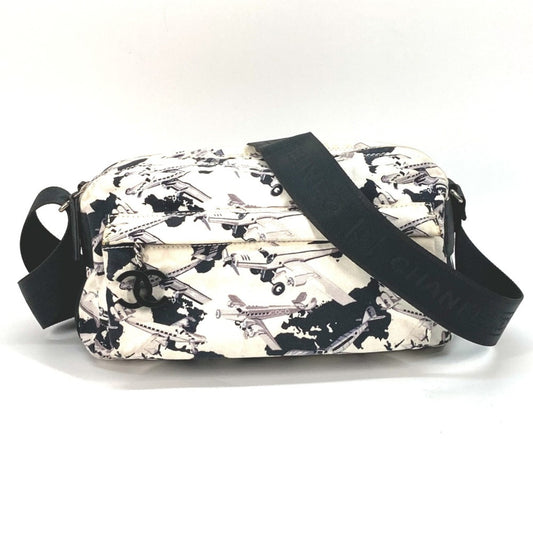 Chanel Black Cloth Shoulder Bag ()